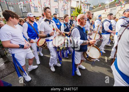 Blue Ribbon Trommler, die beim „Obby'Oss Festival“ auf den Straßen vormarschieren, einem traditionellen Folk-Event am Mai in Padstow, Cornwall Stockfoto