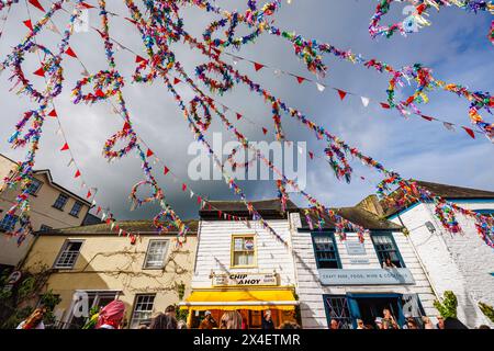 Das 'Obby'Oss Festival Maypole, ein traditionelles Volksfest, das am 1. Mai in Padstow, einer Küstenstadt in North Cornwall, England, stattfindet Stockfoto
