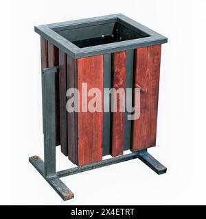 Abfalleimer für den Außenbereich aus Metall und Holz auf weißer Nahaufnahme. Stockfoto