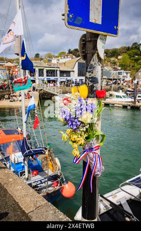 Garland mit Glockenblumen und Kuhrutschen am Hafen für das „Obby“ Oss Festival, ein jährliches Folk-Event am Mai Day in Padstow, Nordküste Cornwall, England Stockfoto