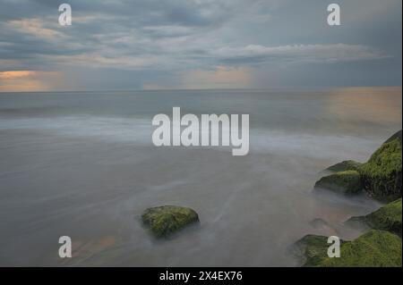 USA, New Jersey, Cape May National Seashore. Sonnenaufgang am Ufer. Stockfoto