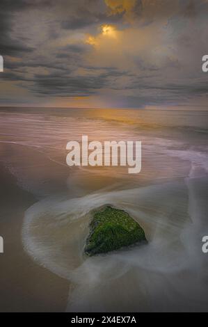 USA, New Jersey, Cape May National Seashore. Sonnenaufgang am Ufer. Stockfoto