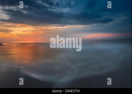 USA, New Jersey, Cape May National Seashore. Sonnenaufgang am Ufer. Stockfoto