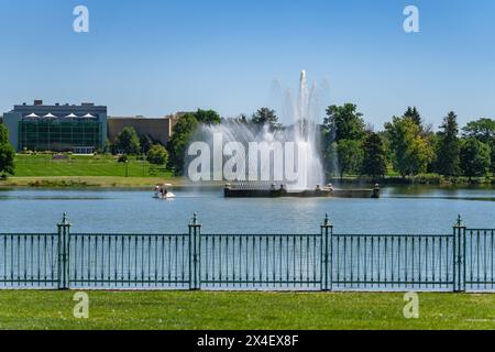 Der Wasserbrunnen im Denver City Park schießt hohe Wasserstrahlen in die Luft, im Hintergrund befindet sich das Denver Museum of Nature and Science. Stockfoto