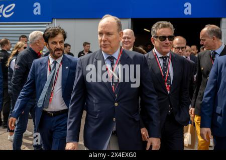 Monaco, Monaco. April 2024. Mohammed Ben Sulayem aus den Vereinigten Arabischen Emiraten und FIA-Präsident (L), Prinz Albert II von Monaco (Mitte) und Vorsitzender der Formel E Alejandro Agag (R) besuchen das Fahrerlager während der ABB Formel-E-Weltmeisterschaft Monaco E-Prix 2024. Endgültiger Rang: 1. Mitch Evans – JAGUAR TCS Racing, 2. Nick Cassidy – JAGUAR TCS Racing, 3. Stoffel Vandoorne DS - PENSKE (Foto: Laurent Coust/SOPA Images/SIPA USA) Credit: SIPA USA/Alamy Live News Stockfoto