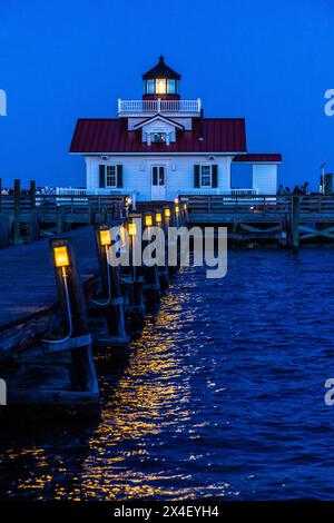 USA, North Carolina, Manteo. Roanoke Marshes Lighthouse im blauen Licht des frühen Abends Stockfoto