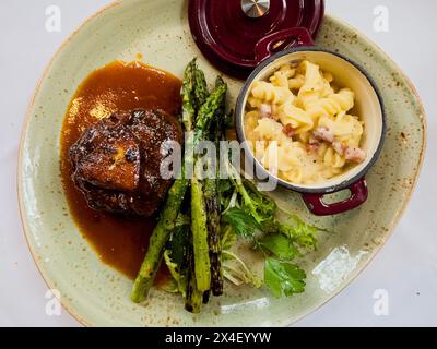 Steak mit Gänseleber, Spargel und Pasta Stockfoto