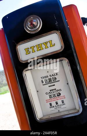 Spencer, MO, USA, 4-13-24 Nahaufnahme einer alten Gaspumpe, die Ethylgas an einer alten Phillips 66 Tankstelle entlang der Old Route 66 in Missouri anbietet Stockfoto