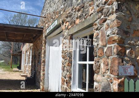 Spencer, MO, USA, 4-13-24. Die Spencer Garage ist Teil einer restaurierten Touristenattraktion und ehemaliger Phillip 66 entlang der Old Route 66 in Missouri. Stockfoto