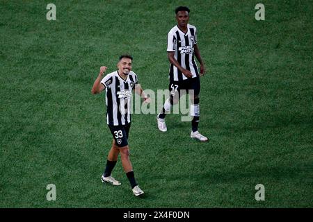 Rio de Janeiro, Brasilien. Mai 2024. Carlos Eduardo von Botafogo feiert, nachdem er das erste Tor seiner Mannschaft mit Jeffinho während des Spiels zwischen Botafogo und Vitoria, für die erste Etappe der dritten Phase des Brasilianischen Cups 2024, im Nilton Santos (Engenhao) Stadium in Rio de Janeiro am 2. Mai erzielt hat. Foto: Nadine Freitas/DiaEsportivo/Alamy Live News Credit: DiaEsportivo/Alamy Live News Stockfoto