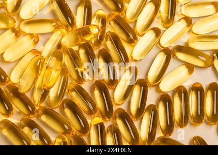 Fischöl Pillen mit Omega 3 mit goldgelber Farbe, einem essentiellen Nährstoff Stockfoto