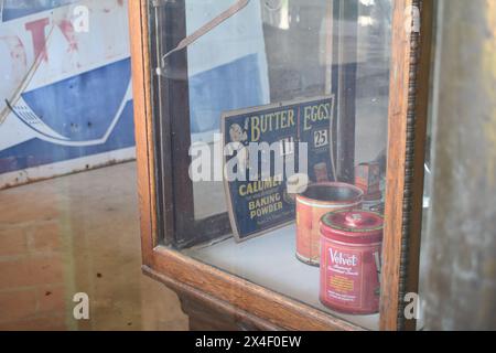 Spencer, MO, USA - 4.13.24. Ein Blick durch das Fenster des alten Futtermittellagers zeigt uns die Produkte und Preise aus einer vergangenen Zeit. Stockfoto