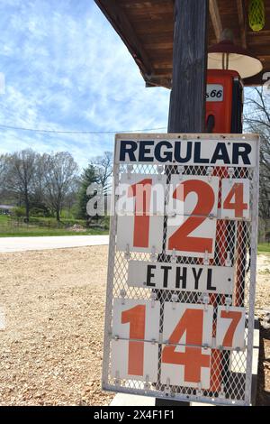 Spencer, MO, Vereinigte Staaten, 4-13-24 Gaspreise für Normal- und Ethylkraftstoff vergangener Zeiten an einer restaurierten Tankstelle entlang der Old Route 66. Stockfoto