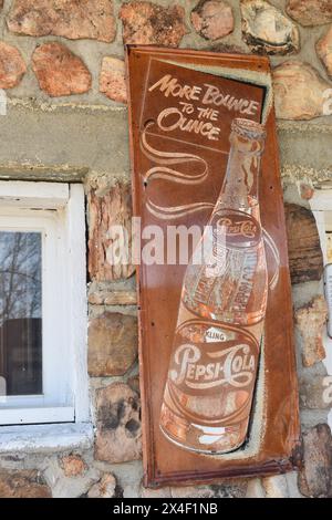 Spencer, MO, USA, 13-4-24 vor dem restaurierten Café hängt ein altes Metallschild mit der Werbung für Pepsi-Cola, eine Erinnerung an vergangene Zeiten. Stockfoto