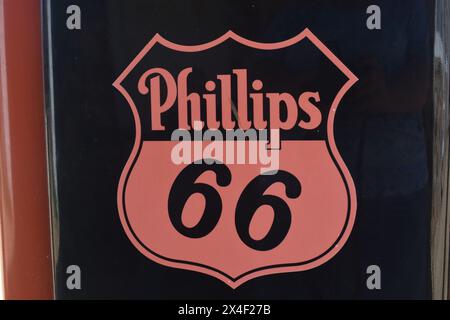 Spencer, MO-Vereinigte Staaten - 4.13.24 eine alte Phillips 66 Station trägt ein antikes schwarz-oranges Phillips 66 Logo auf den Pumpen. Stockfoto