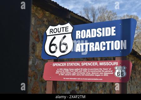 Spencer, MO, USA, 4-13-24 Ein Schild in der kleinen Stadt Spencer, die restauriert wurde und heute eine Attraktion entlang der Old Route 66 ist. Stockfoto