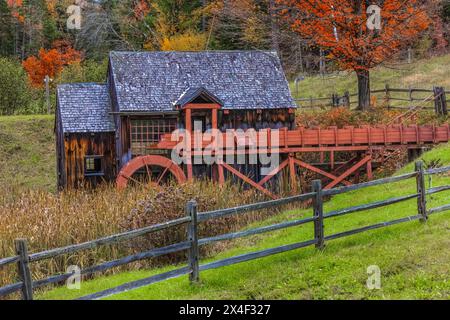 USA, Vermont, Guildhall. Vintage-Mühle im Herbst. Stockfoto