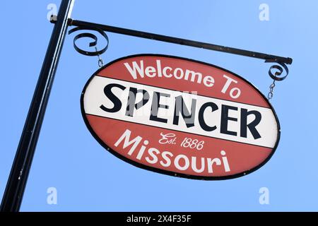 Spencer, MO, USA, 4-13-24 Ein Metallschild hängt über der kleinen Stadt Spencer, die restauriert wurde und heute eine Attraktion entlang der Old Route 66 ist Stockfoto