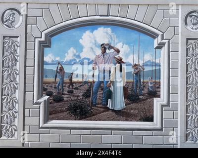 Wandgemälde an der Seite des American Hop Museum, einem historischen Gebäude im Yakima Valley in der Stadt Toppenish im Bundesstaat Central Washington. (Bearbeiten Stockfoto