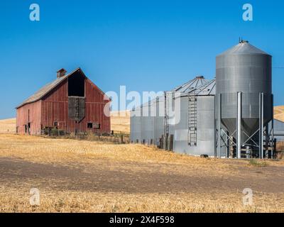 Rote Scheune und Kornbehälter zur Erntezeit. (Nur Für Redaktionelle Zwecke) Stockfoto
