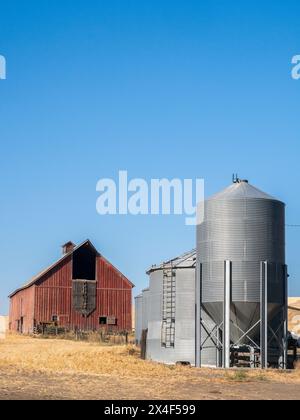Rote Scheune und Kornbehälter zur Erntezeit. (Nur Für Redaktionelle Zwecke) Stockfoto