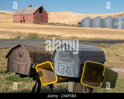 Rote Scheune und Kornbehälter mit Postfächern im Vordergrund zur Erntezeit. (Nur Für Redaktionelle Zwecke) Stockfoto