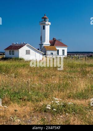 Das Point Wilson Light ist eine aktive Navigationshilfe im Fort Worden State Park in der Nähe von Port Townsend im Jefferson County im Bundesstaat Washington. Stockfoto