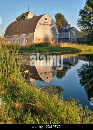 Die Erickson 1915 Scheune mit Spiegelbild im Teich. (Nur Für Redaktionelle Zwecke) Stockfoto