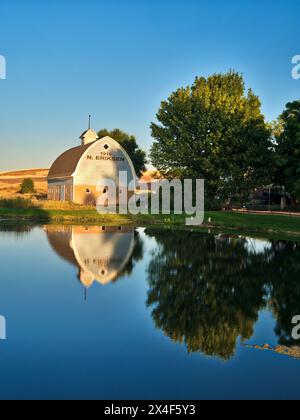 Die Erickson 1915 Scheune mit Spiegelbild im Teich. (Nur Für Redaktionelle Zwecke) Stockfoto