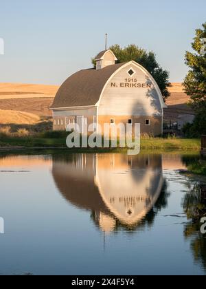 Die Erickson 1915 Scheune mit Spiegelbild im Teich. (Nur Für Redaktionelle Zwecke) Stockfoto