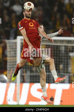 Rom, Italien. Mai 2024. Bryan Cristante (vorne) steht im Halbfinale der UEFA Europa League am 2. Mai 2024 in Rom (Italien) an der Spitze des Balls. Quelle: Augusto Casasoli/Xinhua/Alamy Live News Stockfoto