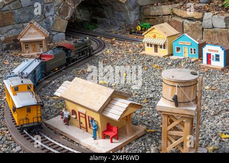 Port Townsend, Bundesstaat Washington, USA. Modelleisenbahn und Dorf, komplett mit Wasserturm und Bahnhof, im Freien. Stockfoto