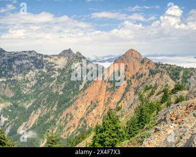 USA, Bundesstaat Washington. Zentrale Kaskaden, Red Mountain und alpine Tannen Stockfoto