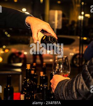 USA, Washington State, Bellevue. Gäste probieren Washington Weine im Cabernet Classic im Bellevue Porsche. Stockfoto