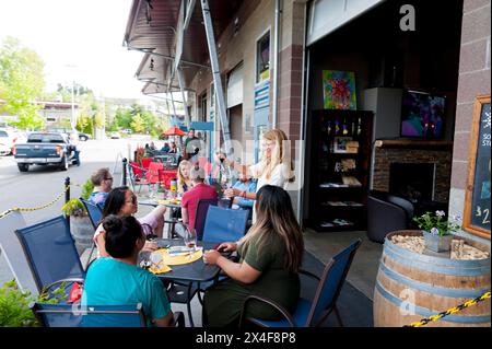 USA, Washington State, Woodinville. Weintrinker auf den Terrassen und Terrassen von Woodinville. (Nur Für Redaktionelle Zwecke) Stockfoto