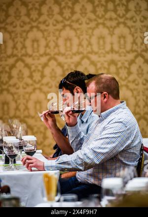 USA, Washington State, Walla Walla. Mann probiert Rotwein bei der Feier der Walla Walla Weinveranstaltung. (Nur Für Redaktionelle Zwecke) Stockfoto