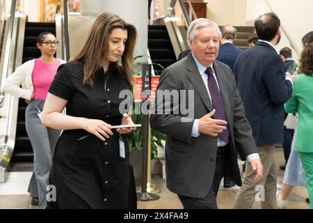 1. Mai 2024, Washington, District of Columbia, USA: Senator LINDSEY GRAHAM (R-SC) spricht mit Journalisten, während er durch die U-Bahn des Senats geht. (Kreditbild: © Douglas Christian/ZUMA Press Wire) NUR REDAKTIONELLE VERWENDUNG! Nicht für kommerzielle ZWECKE! Stockfoto