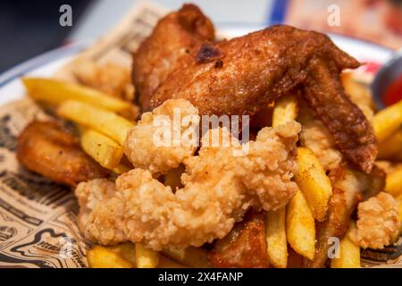 Gebratene Essensplatte im Hong Kong Teestube, gebratene Hähnchenflügel und Chicken Nuggets Stockfoto