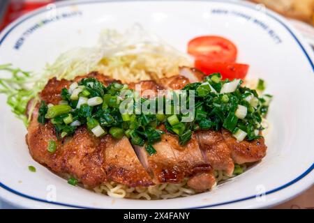 Köstliche gebratene Hähnchenkoteletts und Zwiebelöl-Nudeln im Hong Kong Tee Restaurant Stockfoto