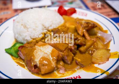 Köstliches und duftendes Curry Schweinekotelreis im Hong Kong Teestube Stockfoto
