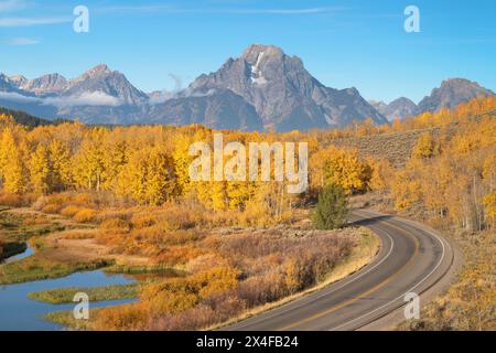 U.S. Highway 191, John D. Rockefeller Jr. Parkway, entlang des Oxbow Bend des Snake River in Herbstfarbe, Grand Teton National Park, Wyoming. Stockfoto