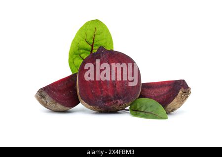Sammlung von Rote Bete, komplett mit ihren grünen Blättern isoliert auf weißem Hintergrund Stockfoto