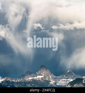 USA, Wyoming. Landschaft der Virga Clouds über Mount Owen, Grand und Middle Teton Mountains, Grand Teton National Park. Stockfoto