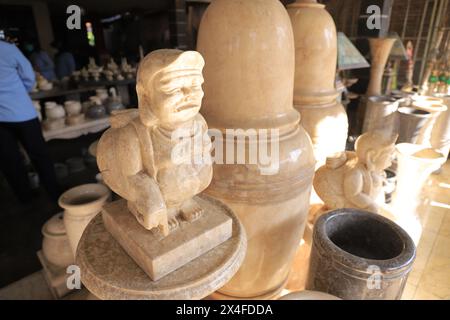 Auswahl an traditioneller handgefertigter Keramik in den Regalen des Souvenirshops Stockfoto