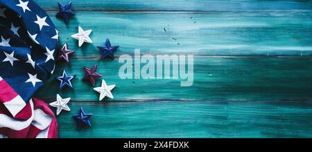 Farbenfroher Hintergrund für den 4. Juli. Amerikanische Flagge und rote, weiße und blaue Sterne über einem rustikalen Holztisch für den Unabhängigkeitstag. Banner mit Stockfoto