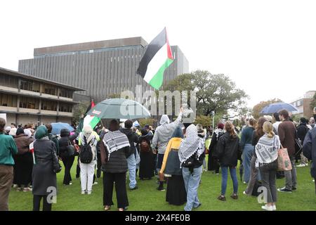 Sydney, Australien. Mai 2024. Pro-jüdisch-israelische „Marsch für einen sicheren Campus“ gegen Demonstranten der palästinensischen Zeltstadt an der University of Sydney, Camperdown. „Gemeinsam mit Israel“ und „StandWithUs“ organisierten einen Protest für einen sicheren Campus an der Ecke Eastern Avenue und City Road. Am Ende ihrer Kundgebung marschierten sie in Richtung des palästinensischen Lagers. Einige jüdische Demonstranten gingen der palästinensischen Gruppe nahe. Zwischen den beiden Gruppen gab es einige Gesänge und angespannte Szenen. Es war kein einziger Polizist in Sicht, der die beiden Gruppen voneinander getrennt hielt, nur der Sicherheitsdienst auf dem Campus, der Linien bildete. Cred Stockfoto