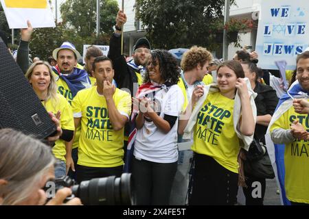 Sydney, Australien. Mai 2024. Pro-jüdisch-israelische „Marsch für einen sicheren Campus“ gegen Demonstranten der palästinensischen Zeltstadt an der University of Sydney, Camperdown. „Gemeinsam mit Israel“ und „StandWithUs“ organisierten einen Protest für einen sicheren Campus an der Ecke Eastern Avenue und City Road. Am Ende ihrer Kundgebung marschierten sie in Richtung des palästinensischen Lagers. Einige jüdische Demonstranten gingen der palästinensischen Gruppe nahe. Zwischen den beiden Gruppen gab es einige Gesänge und angespannte Szenen. Es war kein einziger Polizist in Sicht, der die beiden Gruppen voneinander getrennt hielt, nur der Sicherheitsdienst auf dem Campus, der Linien bildete. Cred Stockfoto