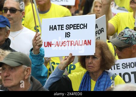 Sydney, Australien. Mai 2024. Pro-jüdisch-israelische „Marsch für einen sicheren Campus“ gegen Demonstranten der palästinensischen Zeltstadt an der University of Sydney, Camperdown. „Gemeinsam mit Israel“ und „StandWithUs“ organisierten einen Protest für einen sicheren Campus an der Ecke Eastern Avenue und City Road. Am Ende ihrer Kundgebung marschierten sie in Richtung des palästinensischen Lagers. Einige jüdische Demonstranten gingen der palästinensischen Gruppe nahe. Zwischen den beiden Gruppen gab es einige Gesänge und angespannte Szenen. Es war kein einziger Polizist in Sicht, der die beiden Gruppen voneinander getrennt hielt, nur der Sicherheitsdienst auf dem Campus, der Linien bildete. Cred Stockfoto