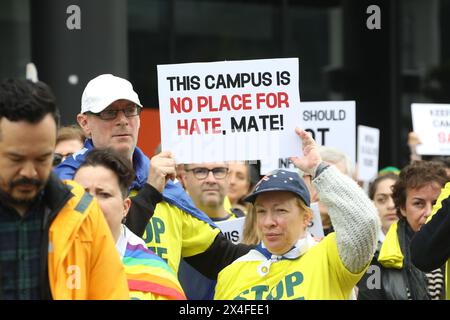 Sydney, Australien. Mai 2024. Pro-jüdisch-israelische „Marsch für einen sicheren Campus“ gegen Demonstranten der palästinensischen Zeltstadt an der University of Sydney, Camperdown. „Gemeinsam mit Israel“ und „StandWithUs“ organisierten einen Protest für einen sicheren Campus an der Ecke Eastern Avenue und City Road. Am Ende ihrer Kundgebung marschierten sie in Richtung des palästinensischen Lagers. Einige jüdische Demonstranten gingen der palästinensischen Gruppe nahe. Zwischen den beiden Gruppen gab es einige Gesänge und angespannte Szenen. Es war kein einziger Polizist in Sicht, der die beiden Gruppen voneinander getrennt hielt, nur der Sicherheitsdienst auf dem Campus, der Linien bildete. Cred Stockfoto