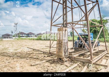 Pfahlfahrer auf der Baustelle des Hauses Stockfoto